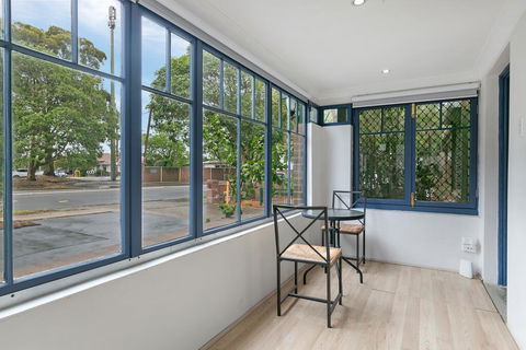 KOZYGURU ARNCLIFFE SYDNEY AIRPORT RENOVATED COTTAGE 3 BED HOUSE NAR232 - Accommodation Port Hedland 2