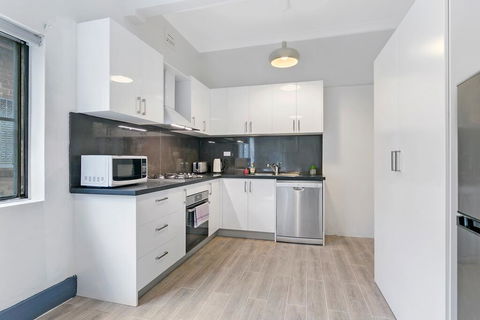 KOZYGURU ARNCLIFFE SYDNEY AIRPORT RENOVATED COTTAGE 3 BED HOUSE NAR232 - Accommodation Port Hedland 1
