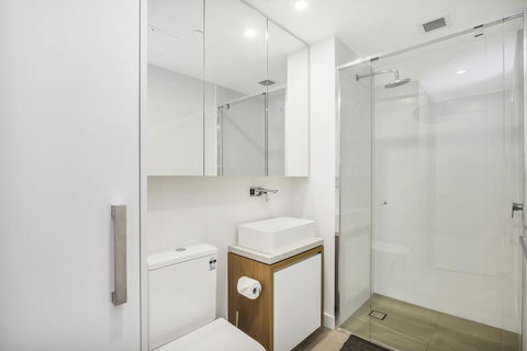 KOZYGURU FORTITUDE VALLEY DESIGNER GRADE 2 BED APT FREE PARKING QFV179-1401 - Accommodation Port Hedland 1