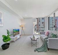 KOZYGURU MASCOT WALK TO STATION MODERN DESIGNER 2 BED APT FREE PARKING NMA260-312 - Accommodation Port Hedland