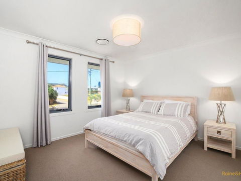 Lakeside Luxury - 13 Lake Street - Accommodation Port Hedland 3
