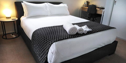 Lakeside Retreat & Business - Accommodation Port Hedland 0