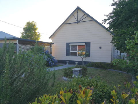 Large 6-Bedroom House With Wifi & Netflix Close To Singleton CBD Hunter Valley - Accommodation Port Hedland 0
