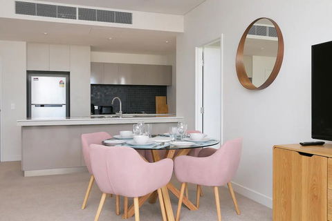 Large Modern 2 Bedroom Apartment Near Lake Claremont - Accommodation Port Hedland 3