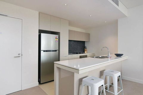 Large Modern 2 Bedroom Apartment Near Lake Claremont - Accommodation Port Hedland 2