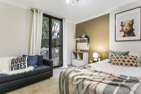 Large Unit Amid Inner-city Greenery Close To CBD - Accommodation Port Hedland 3