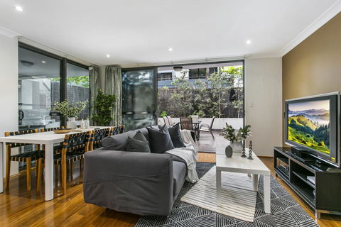 Large Unit Amid Inner-city Greenery Close To CBD - Accommodation Port Hedland 0