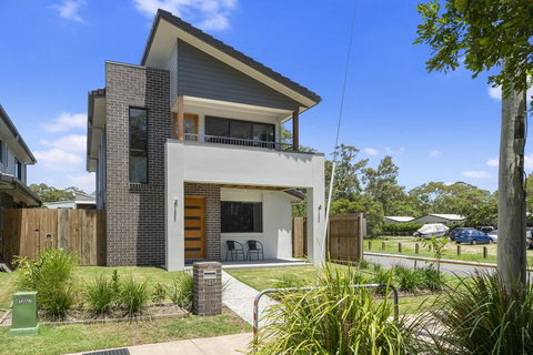 LAVISH BEACH HOUSE ON THE SURF SIDE! - Accommodation Port Hedland 1
