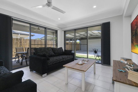 LAVISH BEACH HOUSE ON THE SURF SIDE! - Accommodation Port Hedland 2