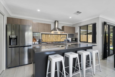 LAVISH BEACH HOUSE ON THE SURF SIDE! - Accommodation Port Hedland 3