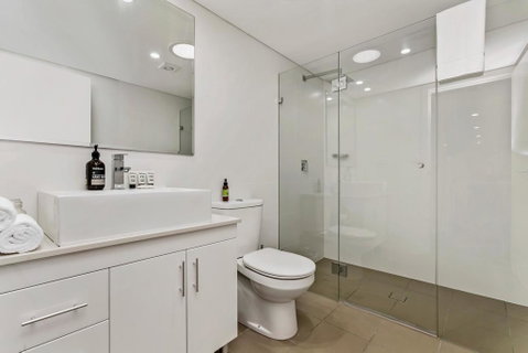 Light Filled Apartment With Sweeping Harbour Views - Accommodation Port Hedland 3