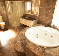 Luxuary self-contained living with Spa. - Accommodation Port Hedland