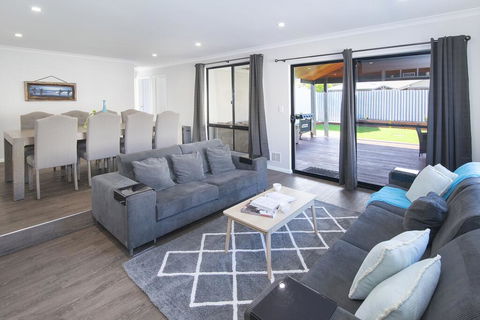 Luxury Renovated Home-5BR-meters From The Beach - Accommodation Port Hedland 1