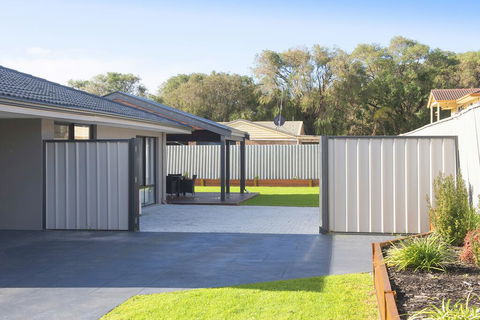 Luxury Renovated Home-5BR-meters From The Beach - Accommodation Port Hedland 3