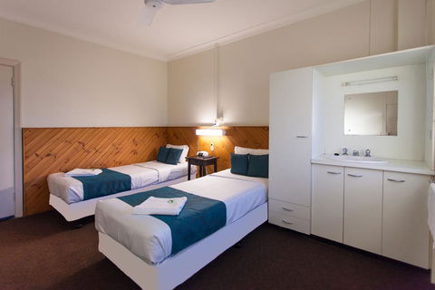 Manly Hotel - Accommodation Port Hedland 1