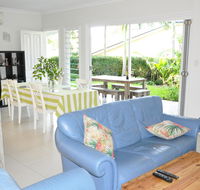 MODERN 3 BEDROOM APARTMENT IN TRADITIONAL QUEENSLANDER  PATIO LEAFY YARD POOL - Accommodation Port Hedland