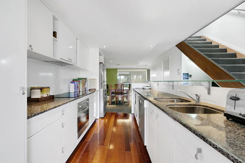 Modern Brisbane City Penthouse - Accommodation Port Hedland 0