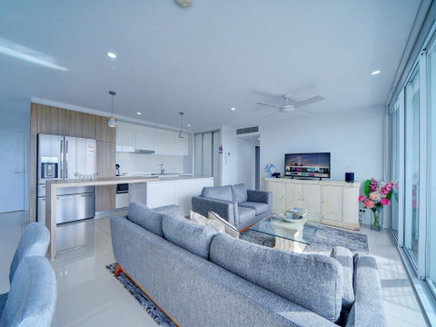 Modern Contemporary Southport Apartment - Accommodation Port Hedland 2