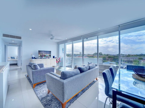 Modern Contemporary Southport Apartment - Accommodation Port Hedland 0