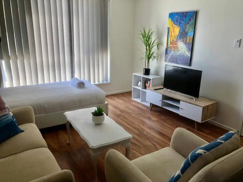 Modern Unit Near To Surfers Paradise - Accommodation Port Hedland 0