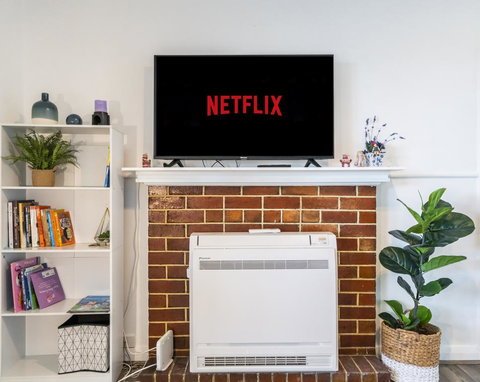 Moonah House-10 Mins To CBD & MONA, 4BR, 2 BATH, Great View, Park 3 Cars, Sleep 11, King Bed, En-suite - Accommodation Port Hedland 3