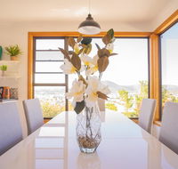 Moonah House-10 mins to CBD  MONA 4BR 2 BATH great view park 3 cars sleep 11 king bed en-suite - Accommodation Port Hedland