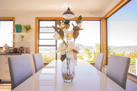 Moonah House-10 Mins To CBD & MONA, 4BR, 2 BATH, Great View, Park 3 Cars, Sleep 11, King Bed, En-suite - Accommodation Port Hedland 0