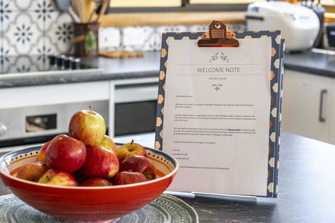 Moonah House-10 Mins To CBD & MONA, 4BR, 2 BATH, Great View, Park 3 Cars, Sleep 11, King Bed, En-suite - Accommodation Port Hedland 2