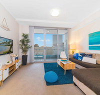 Near Airport  Train Station Stylish Two-Story Apartment - Accommodation Port Hedland