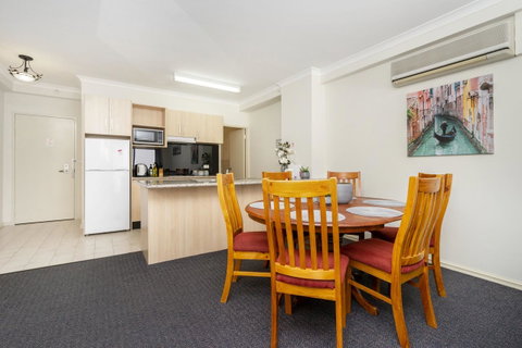 Oversized Eastend Sleeps 6 Free PARKING+POOL WIFI - Accommodation Port Hedland 9