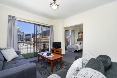 Oversized Eastend Sleeps 6 Free PARKING+POOL WIFI - Accommodation Port Hedland 0