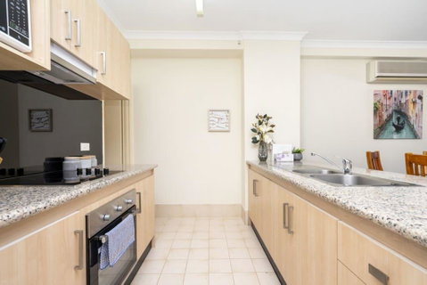 Oversized Eastend Sleeps 6 Free PARKING+POOL WIFI - Accommodation Port Hedland 35