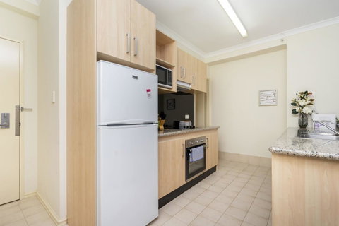 Oversized Eastend Sleeps 6 Free PARKING+POOL WIFI - Accommodation Port Hedland 17