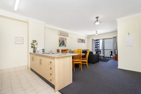 Oversized Eastend Sleeps 6 Free PARKING+POOL WIFI - Accommodation Port Hedland 2