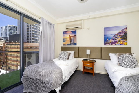 Oversized Eastend Sleeps 6 Free PARKING+POOL WIFI - Accommodation Port Hedland 1