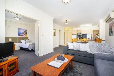 Oversized Eastend Sleeps 6 Free PARKING+POOL WIFI - Accommodation Port Hedland 8