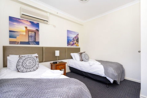Oversized Eastend Sleeps 6 Free PARKING+POOL WIFI - Accommodation Port Hedland 28