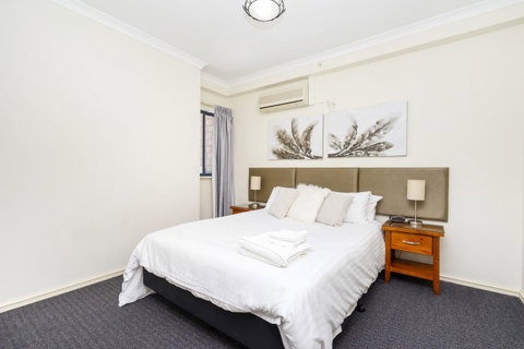 Oversized Eastend Sleeps 6 Free PARKING+POOL WIFI - Accommodation Port Hedland 11