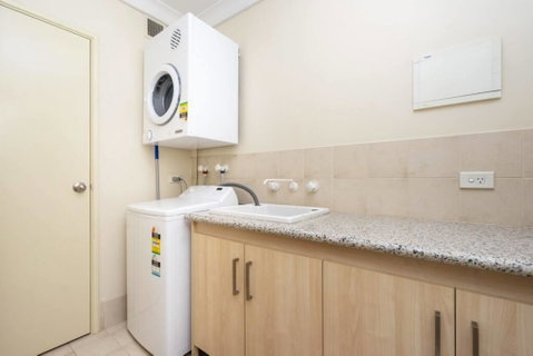 Oversized Eastend Sleeps 6 Free PARKING+POOL WIFI - Accommodation Port Hedland 40