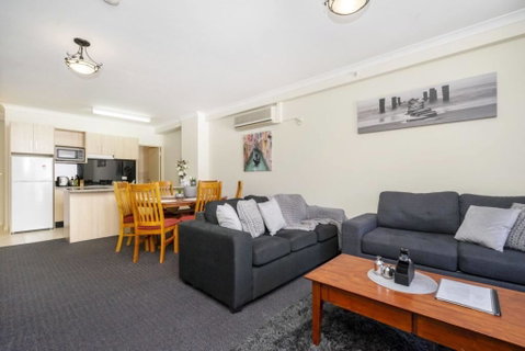 Oversized Eastend Sleeps 6 Free PARKING+POOL WIFI - Accommodation Port Hedland 33