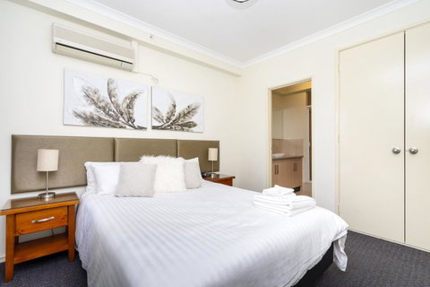 Oversized Eastend Sleeps 6 Free PARKING+POOL WIFI - Accommodation Port Hedland 18