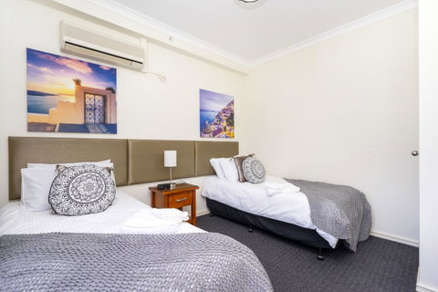 Oversized Eastend Sleeps 6 Free PARKING+POOL WIFI - Accommodation Port Hedland 19