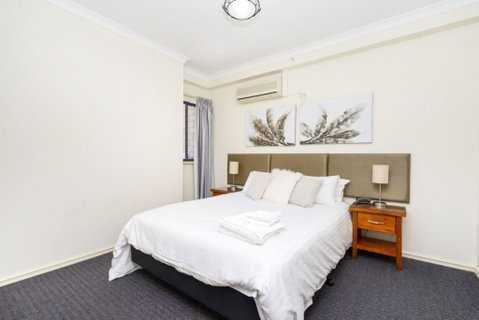 Oversized Eastend Sleeps 6 Free PARKING+POOL WIFI - Accommodation Port Hedland 41
