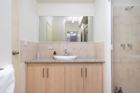 Oversized Eastend Sleeps 6 Free PARKING+POOL WIFI - Accommodation Port Hedland 26