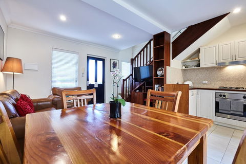 Fremantle Townhouse Unit 6 - Accommodation Port Hedland 0