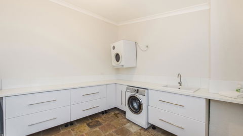 Leisurely Manor - Spacious Three Bedroom Home In Fremantle - Accommodation Port Hedland 9