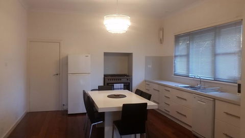 Leisurely Manor - Spacious Three Bedroom Home In Fremantle - Accommodation Port Hedland 3