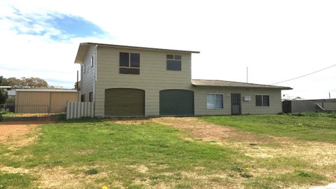 Don\'t Worry Be Happy - Accommodation Port Hedland 0