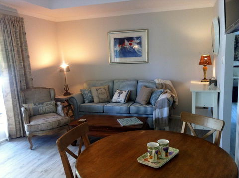 Applegate Lane Chalet - Accommodation Port Hedland 11