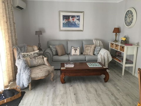 Applegate Lane Chalet - Accommodation Port Hedland 10